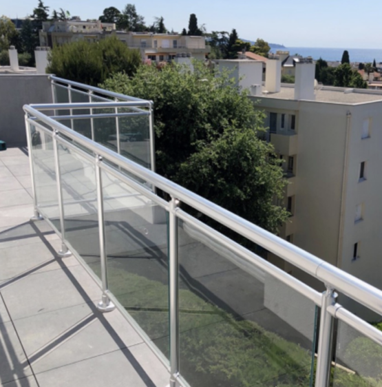 GARDE CORPS À VITRAGE ACRYLIQUE