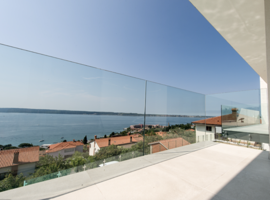 Garde-corps en verre sur mesure installé sur une terrasse